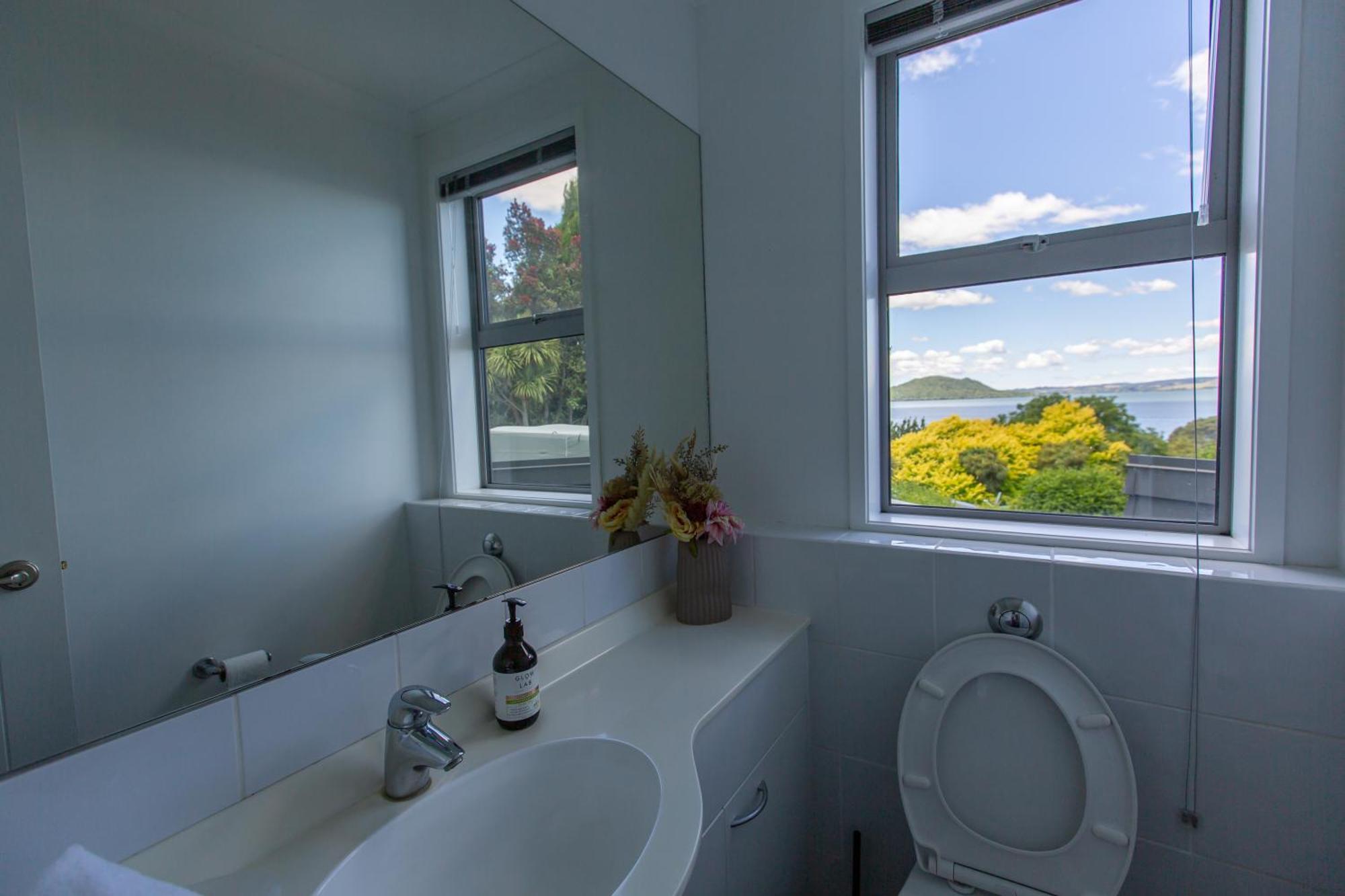 Rotorua Serenity Lakeview Retreat ภายนอก รูปภาพ